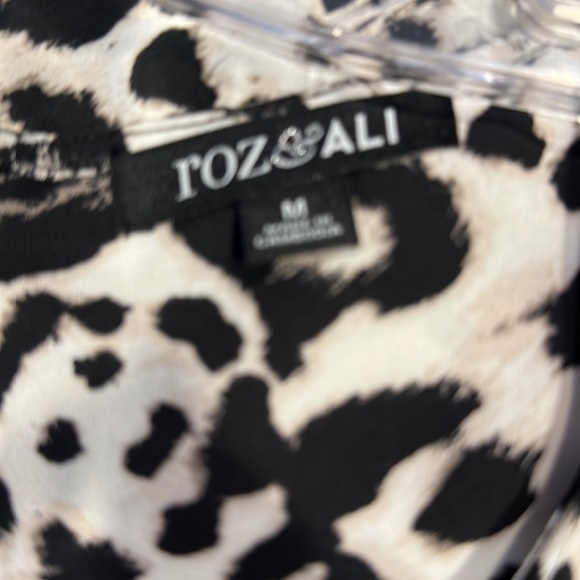ROZ & Ali leopard print top with short side slit at bottom. - Picture 5 of 7